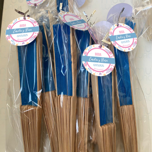 Abanicos de madera y tela personalizados para boda